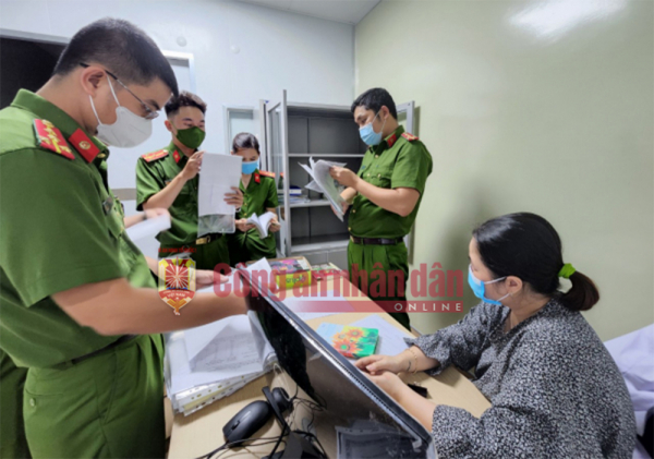 Cơ quan Công an đang khám xét tại phòng làm việc của các bị can tại CDC Đà Nẵng