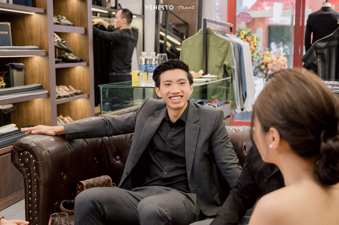 Đoàn Văn Hậu rạng rỡ đến chúc mừng cô chủ xinh đẹp của thương hiệu Venesto - 2