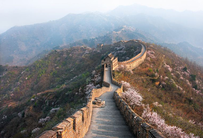 Toàn bộ tường thành không phải là một cấu trúc nhất quán, trong khi nhiều người nghĩ rằng Vạn Lý Trường Thành là một cấu trúc lâu dài không bị gián đoạn. Trên thực tế, bức tường là một mạng lưới tường thành dài 20.000 km trải dài qua biên giới phía bắc của lãnh thổ Trung Quốc cổ đại.
