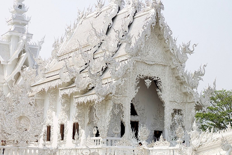 6. Công trình này khác biệt so với những ngôi chùa Phật giáo khác nhờ màu trắng bao phủ toàn bộ.
