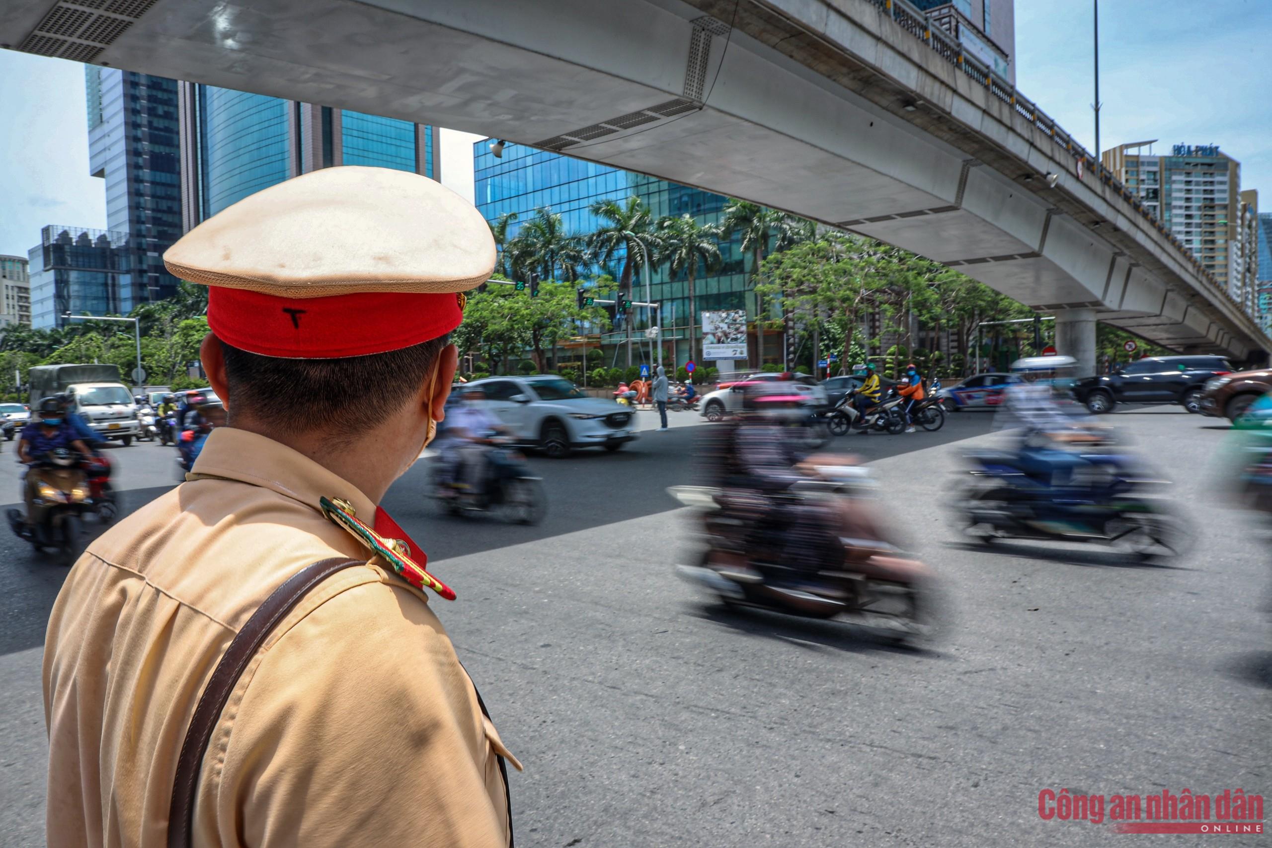 Vào tầm 12h trưa, khi nhiệt độ ngoài trời ở ngưỡng 40 độ nhưng các chiến sỹ Đội CSGT số 6 vẫn có mặt làm nhiệm vụ phân luồng, điều tiết giao thông do&nbsp;khu vực này là điểm giao của các con đường lớn với nhiều nhánh cắt. Lực lượng CSGT luôn phải thường trực để sẵn sàng xử lý các tình huống.