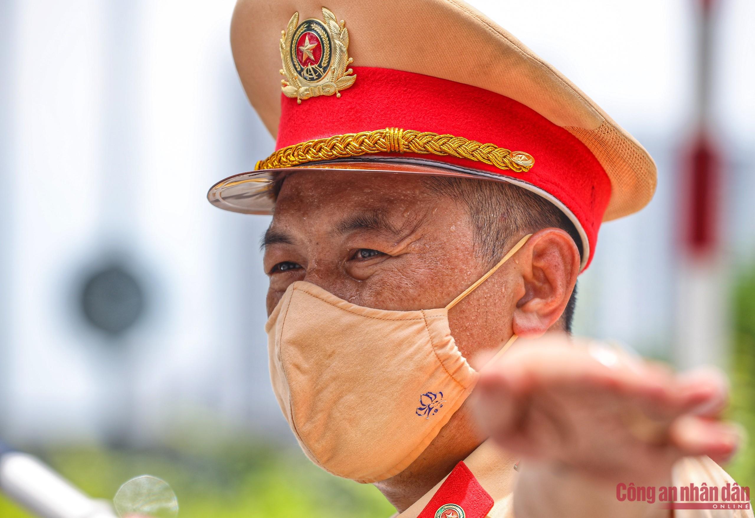 Làn da của Thiếu tá Mạnh Tiến Trung (Đội CSGT số 6) sạm đen hơn sau ca trực nóng nhất trong ngày.