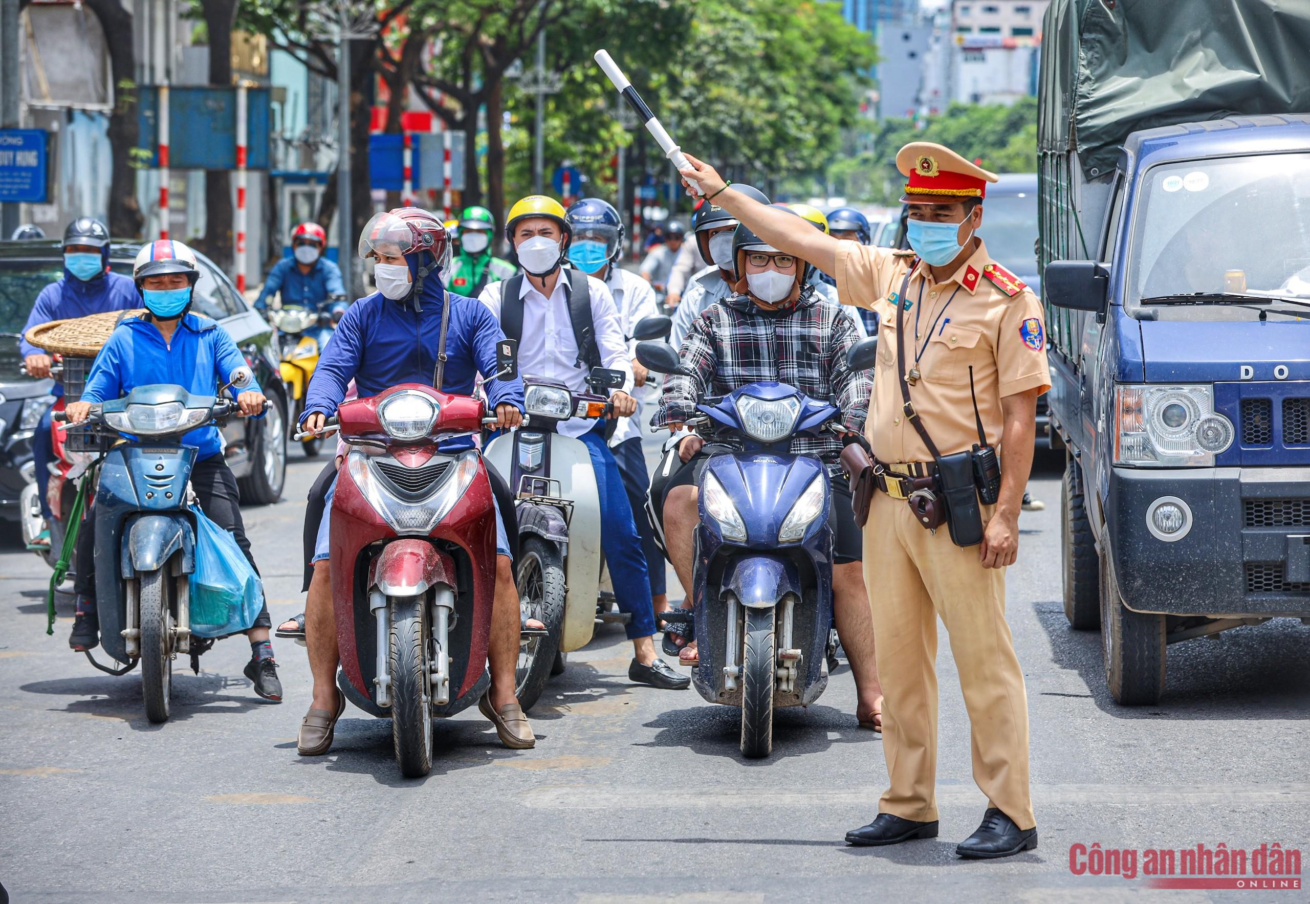 Đối với bất cứ ai phải ra đường những ngày này đều cảm thấy mệt mỏi bởi hơi nóng hầm hập phả lên từ mặt đường kết hợp với ánh nắng chói chang của mặt trời.&nbsp;Tất cả đều cố gắng trang bị cho mình đồ chống nắng tốt nhất có thể để chống chọi lại thời tiết khắc nghiệt của mùa hè.