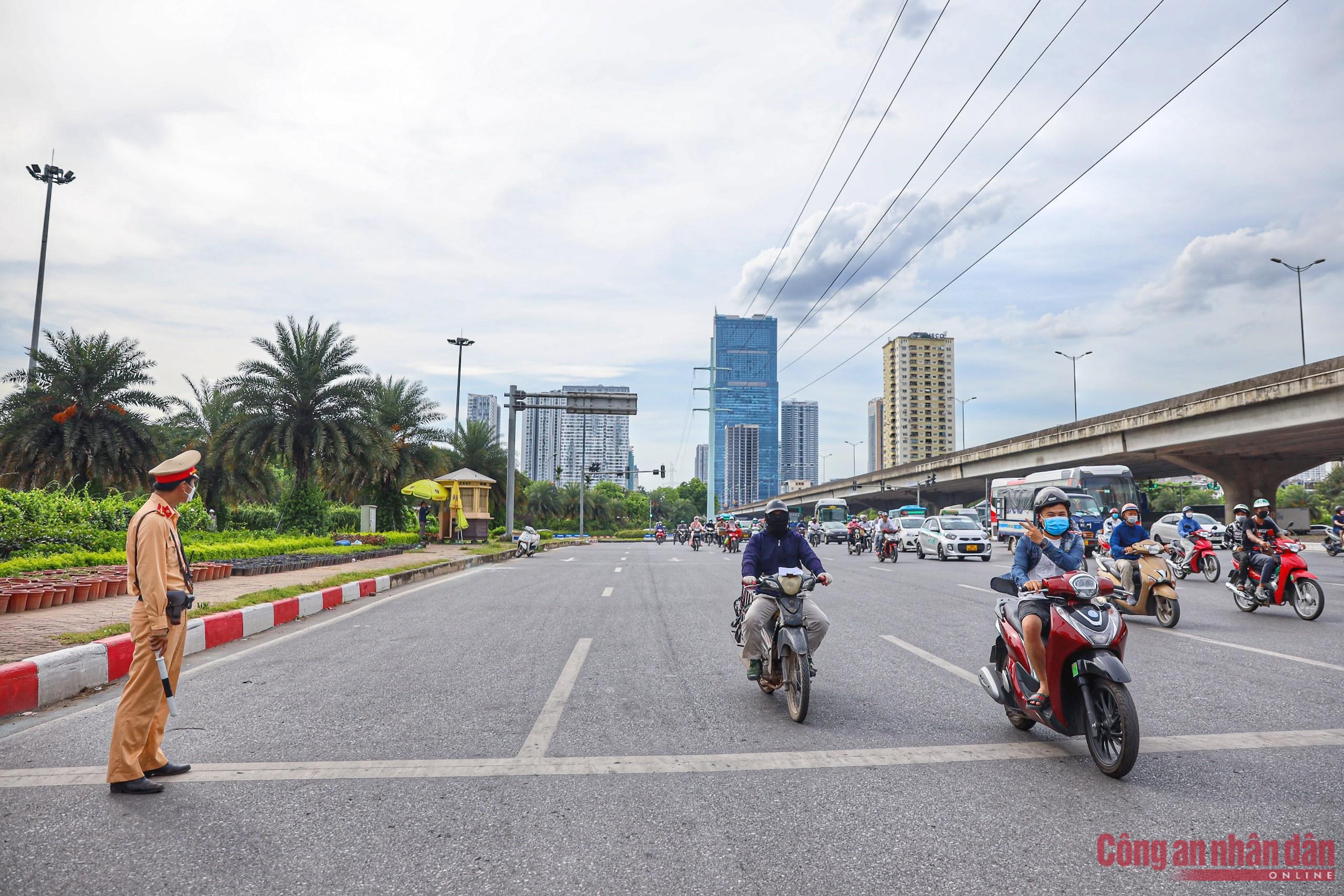 Tại điểm nút giao vành đai 3 - đại lộ Thăng Long, một tổ công tác CSGT khác cũng đang ứng trực làm nhiệm vụ.