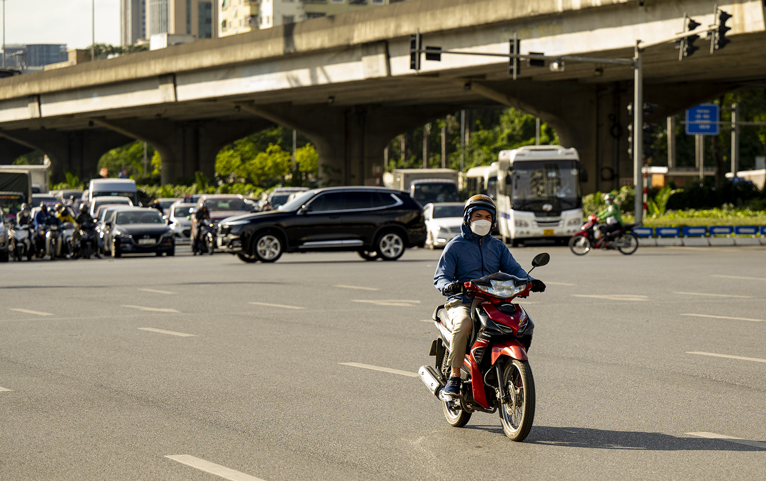 Một phương tiện tham gia giao thông vượt đèn đỏ vì không muốn phơi mình giữa trời nóng để chờ đèn xanh vô cùng nguy hiểm.