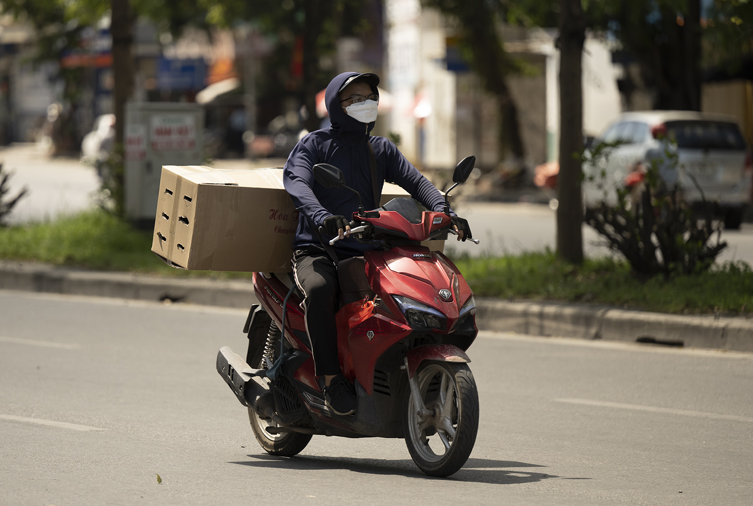 Để chống chọi với cái nắng như đổ lửa này, người dân Thủ đô ra đường với “thời trang” kín mít toàn thân bằng áo dài tay, áo chống nắng, găng tay bảo vệ da tay không bị bỏng rát.