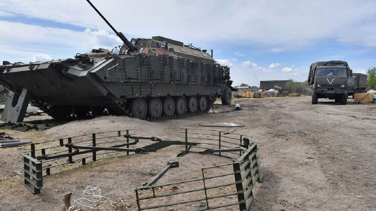 Xe bọc thép BMP-2 cùng thiết bị bảo vệ 675-sb3KDZ bị thu giữ (ảnh: Defense Express)