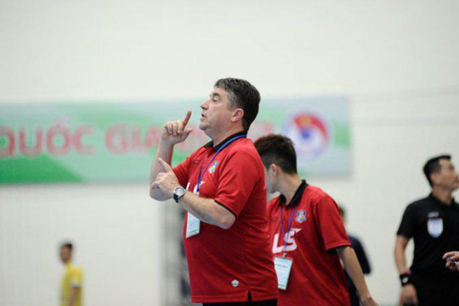 HLV Victor Acosta đang tạo nên “làn gió” mới tại Giải Futsal HDBank VĐQG 2022. Ảnh: DIÊN VỸ