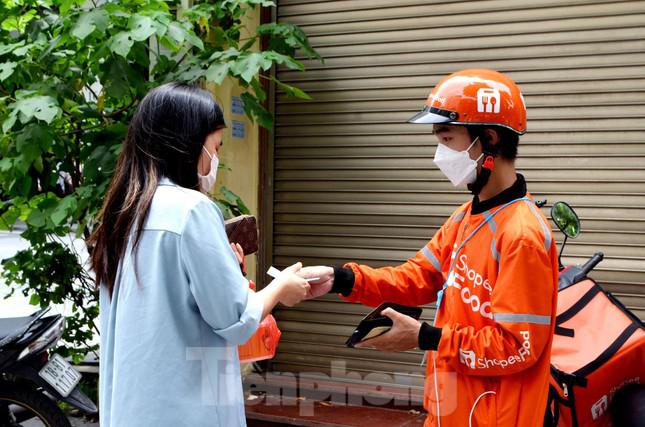 Giá xăng tăng, sinh viên chật vật làm thêm, tằn tiện chi tiêu - 1