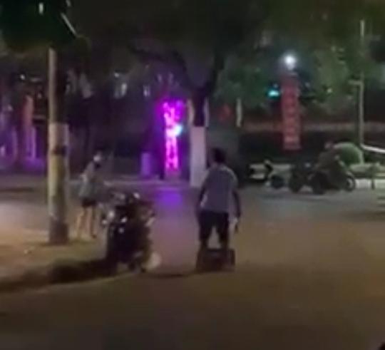 Đối tượng nhiều lần thực hiện hành vi ném vỏ chai thủy tinh giữa đường phố (Ảnh cắt từ clip)