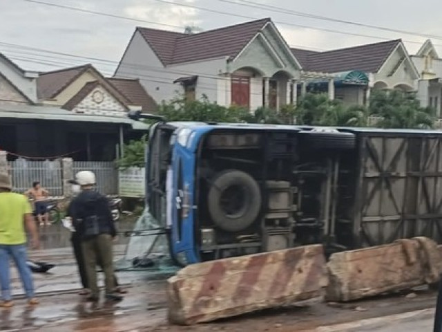 Lật xe khách trên Quốc lộ 1, nhiều người hoảng loạn kêu cứu, 1 phụ nữ tử nạn