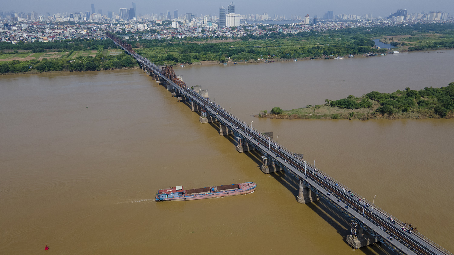 Trải qua 120 năm đưa vào sử dụng, hiện nhiều hạng mục trên cầu Long Biên đã xuống cấp nghiêm trọng. Thế nhưng, mỗi ngày chiếc cầu này vẫn "gánh" trên mình hàng chục nghìn lượt phương tiện qua lại.
