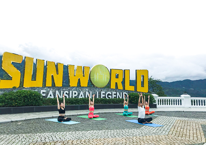 Ngày Quốc tế Yoga lần thứ 8 tại Việt Nam được tổ chức trên đỉnh Fansipan - 1