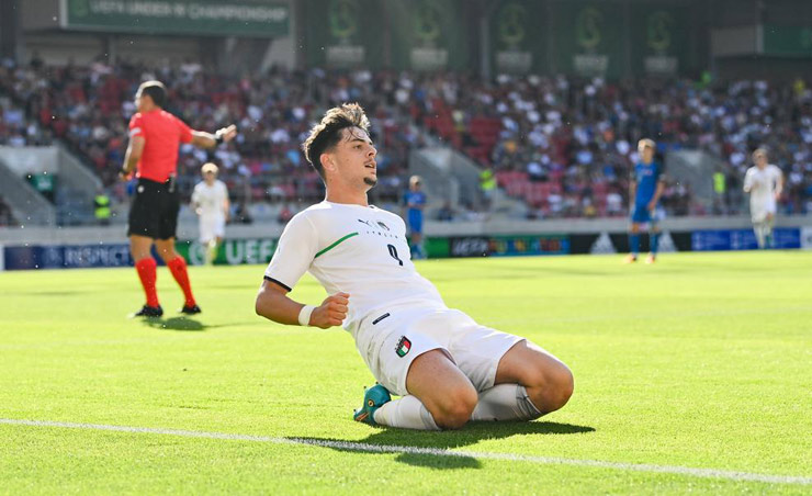 Giuseppe Ambrosino, tiền đạo 18 tuổi thuộc biên chế Napoli mở tỷ số cho U19 Italia vào lưới đội chủ nhà U19 Slovakia