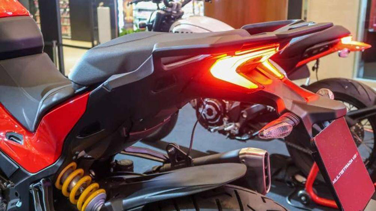 Ducati Multistrada V2S được trang bị động cơ Testastretta V-twin của Ducati, sản sinh công suất 113 mã lực và mô-men xoắn cực đại 96 Nm
