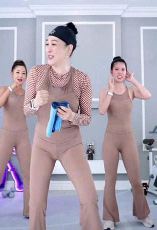 Diện đồ tàng hình livestream thể dục, “bom gợi cảm gốc Việt” bị yêu cầu thay quần áo - hình ảnh 3