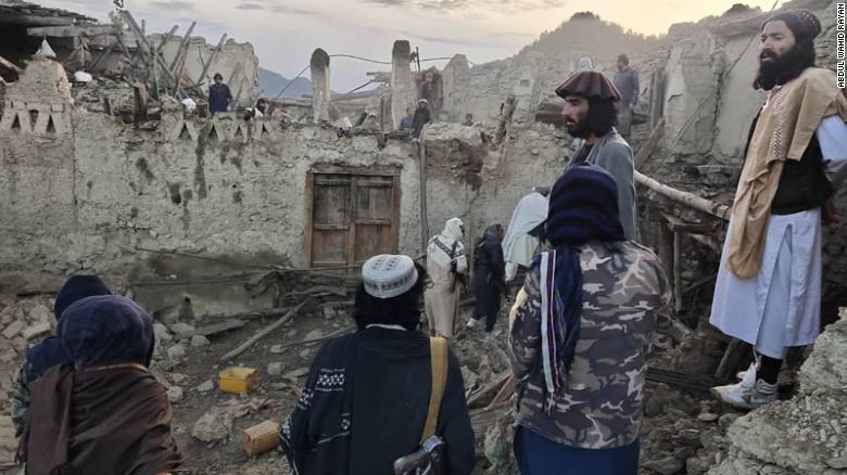 Người dân Afghanistan thất thần chứng kiến đống đổ nát sau trận động đất sáng 22/6. Ảnh: CNN