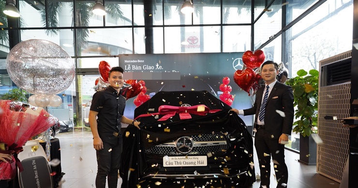 Ngoài nhà cửa, Quang Hải đã mua chiếc Mercedes-Benz GLC 300 4MATIC có giá 2,4 tỷ đồng.
