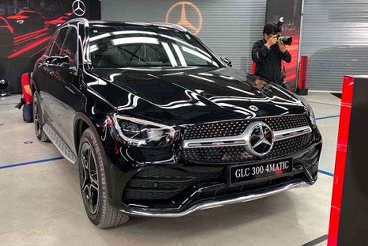 Mercedes-Benz GLC 300 4MATIC thuộc dòng SUV off-road có kích thước khá lớn. Xe có kích thước tổng thể dài x rộng x cao lần lượt là 4424 x 1804 x 1494 mm, chiều dài cơ sở 2873mm.
