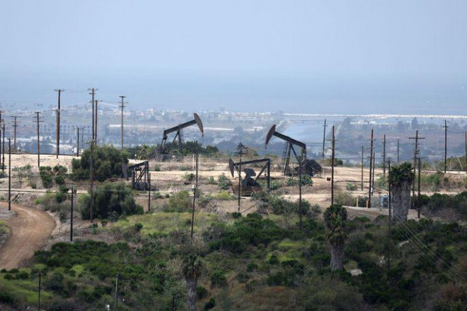 Trạm bơm tại một mỏ dầu ở TP Los Angeles, bang California - Mỹ hôm 17-6 Ảnh: Reuters