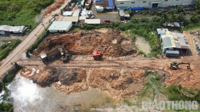 Bãi chứa bùn đất thải không phép tại 136 Bưng Ông Thoàn phường Phú Hữu, TP. Thủ Đức của công ty Thành Phương Vũ Hà do bà Hoàng Thị Xuân làm giám đốc.