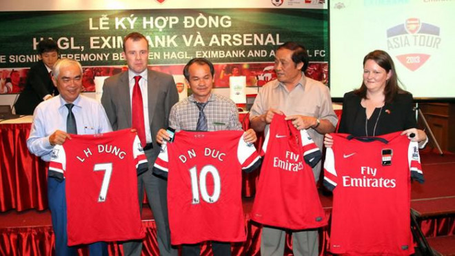 Ông Lê Hùng Dũng tại sự kiện đưa câu lạc bộ Arsenal sang Việt Nam du đấu năm 2013. Ảnh: VFF