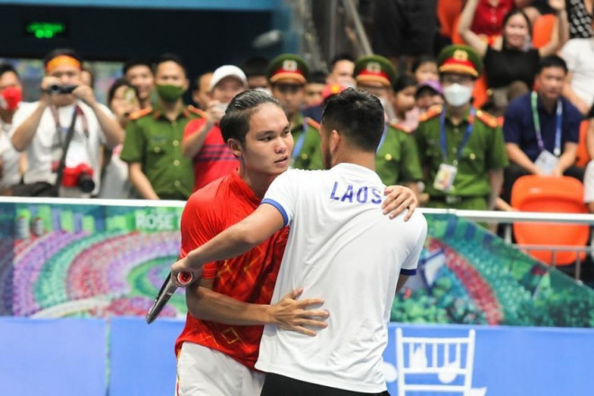 Linh Giang vượt qua tay vợt người Lào trong cơn đau vật vã.