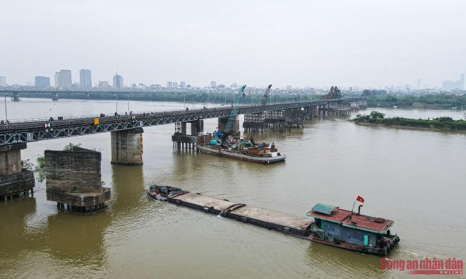 Cầu Long Biên là một trong 7 cây cầu huyết mạch bắc qua sông Hồng khu vực Hà Nội, nối hai quận Hoàn Kiếm và Long Biên.&nbsp;Dù được tu sửa nhiều lần nhưng với tuổi đời đã lớn, cầu Long Biên vẫn không tránh được sự xuống cấp theo thời gian.