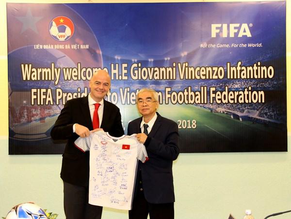 Ông Lê Hùng Dũng tiếp Chủ tịch FIFA Gianni Infantino trong chuyến thăm Việt Nam năm 2018. &nbsp;Ảnh: VFF