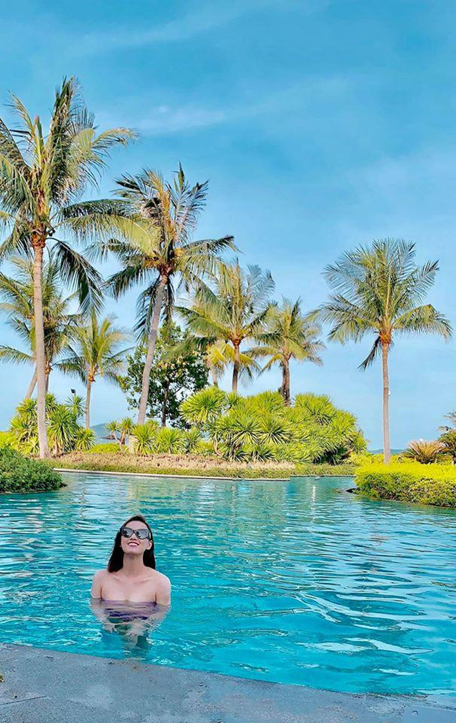 Người đẹp Việt và những bức hình để đời chụp ở bể bơi