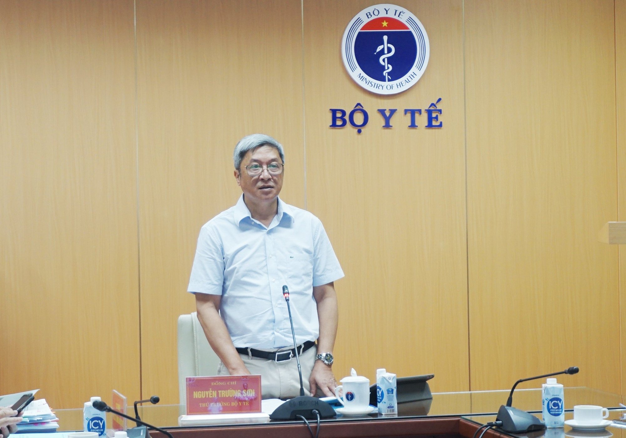 Thứ trưởng Y tế Nguyễn Trường Sơn: Sốt xuất huyết vẫn còn diễn biến phức tạp - 1