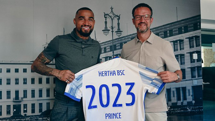 Kevin-Prince Boateng (trái) hạnh phúc khi được ở lại Hertha Berlin thêm 1 năm nữa