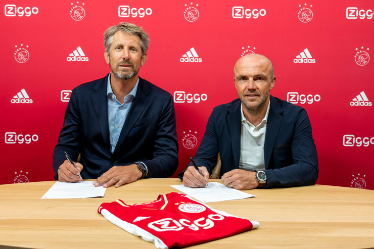 Edwin van der Sar (trái), Giám đốc điều hành của Ajax và tân HLV của CLB này,&nbsp;Alfred Schreuder trong lễ ký kết hợp đồng