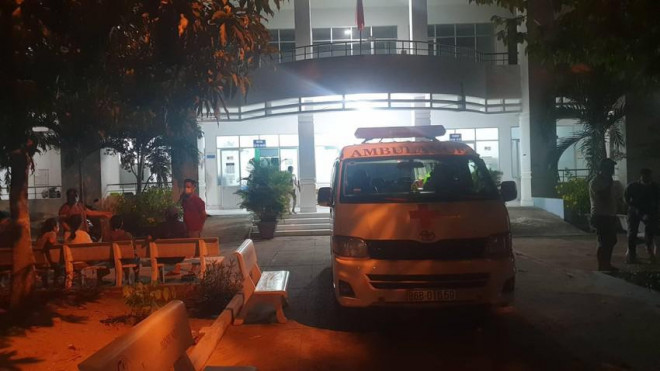 Xe cứu thương đưa nạn nhân đến Phòng khám Đa khoa khu vực Mũi Né. Ảnh PĐ