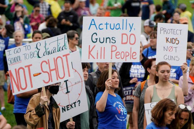 Người biểu tình phản đối bạo lực súng đạn ở Washington-Mỹ hôm 11-6. Ảnh: Reuters