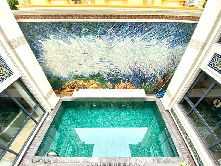 Khu vực bể bơi lớn giữa nhà, trên tường cạnh bể bơi cũng là một bức tranh gốm mô phỏng hình ảnh đại dương. (Ảnh: Nguyễn Thị Thu Hằng)

