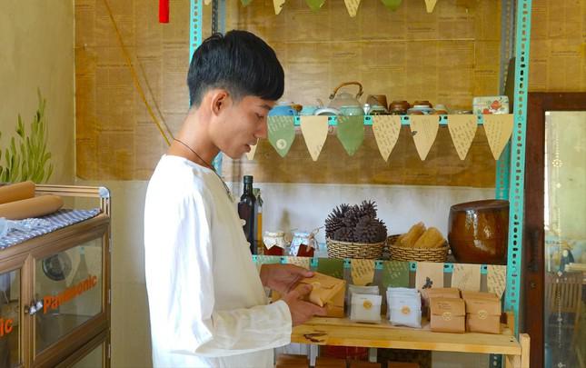 Anh Nguyễn Đào Quy Tân và những bánh xà phòng thảo dược tự tay làm Ảnh: Kim Hà