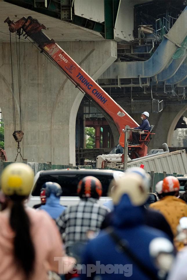 Đoạn tuyến trên cao toàn dự án bao gồm các hạng mục: Cầu chính (bề mặt 19 m), cầu dẫn (bề mặt 7 m) và các nhánh dẫn kết nối với đường bên dưới tại 3 vị trí là cầu Vĩnh Tuy, Ngã Tư Vọng và Ngã Tư Sở.