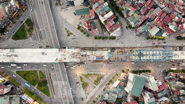 Công trình chạy qua Ngã Tư Vọng nhìn từ góc máy flycam. Nơi đây có nhịp cầu cao nhất và dài nhất trên tuyến đường Vành đai 2 trên cao đã được đổ bê tông đêm 24/3 vừa qua, chính thức hợp long tại nút giao 3 tầng Trường Chinh - Giải Phóng.