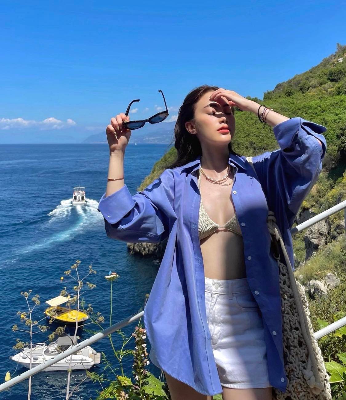 Hình ảnh diện bikini của Chichi trong chuyến đi nghỉ dưỡng ở Ý nhanh chóng nhận được nhiều lượt yêu thích trên mạng xã hội.
