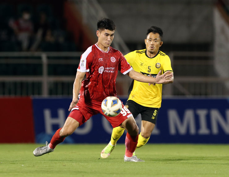 Nhâm Mạnh Dũng (áo đỏ) ghi bàn cuối trận giúp Viettel vùi dập đội bóng Lào Young Elephants 5-1 ở AFC Cup