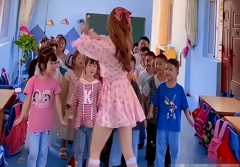 Hình ảnh cô giáo mầm non Trung Quốc&nbsp;diện ngắn nhảy múa gây tranh cãi.