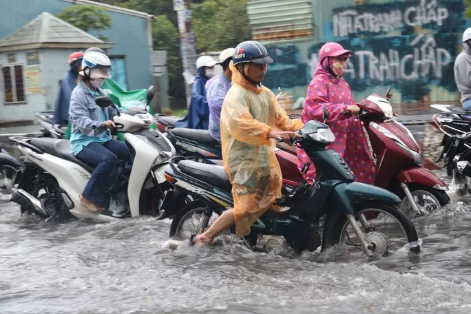 Nhiều người phải vừa lái, vừa dùng chân "bơi"