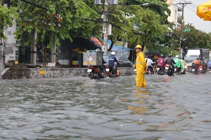 Nhân viên công ty thoát nước đô thị được điều động đến để điều tiết giao thông, vớt rác làm bít miệng cống, hỗ trợ người đi đường khi gặp sự cố