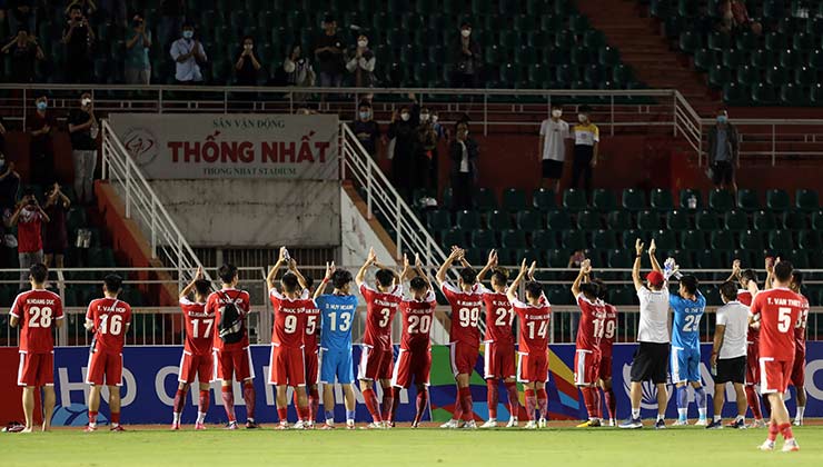 Trước đối thủ yếu hơn khá nhiều, đại diện của bóng đá Việt Nam ở AFC Cup 2022 dễ dàng giành chiến thắng chung cuộc 5-1. Sau trận đấu, các cầu thủ Viettel chạy sang phía khán đài B sân Thống Nhất để tri ân các cổ động viên nhà