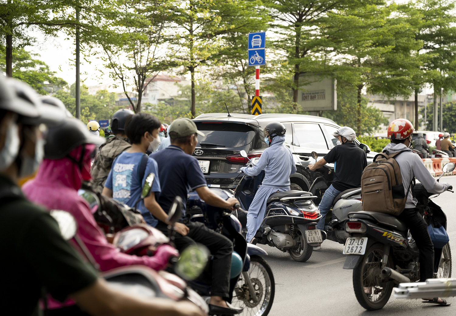 Người Hà Nội liều lĩnh làm điều trái luật trước mặt CSGT ở nút giao thông “khổ sở” - 10