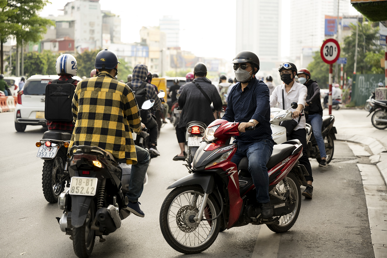 Người Hà Nội liều lĩnh làm điều trái luật trước mặt CSGT ở nút giao thông “khổ sở” - 11