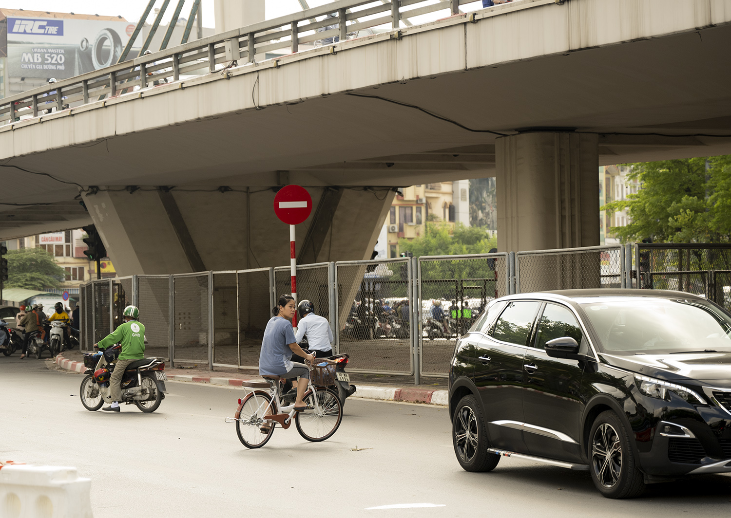 Người Hà Nội liều lĩnh làm điều trái luật trước mặt CSGT ở nút giao thông “khổ sở” - 12