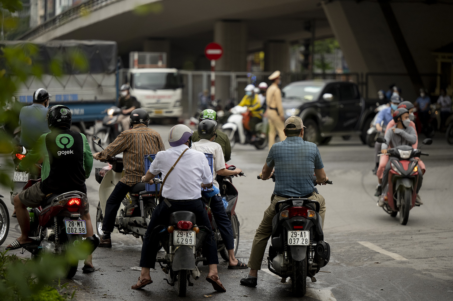 Người Hà Nội liều lĩnh làm điều trái luật trước mặt CSGT ở nút giao thông “khổ sở” - 14