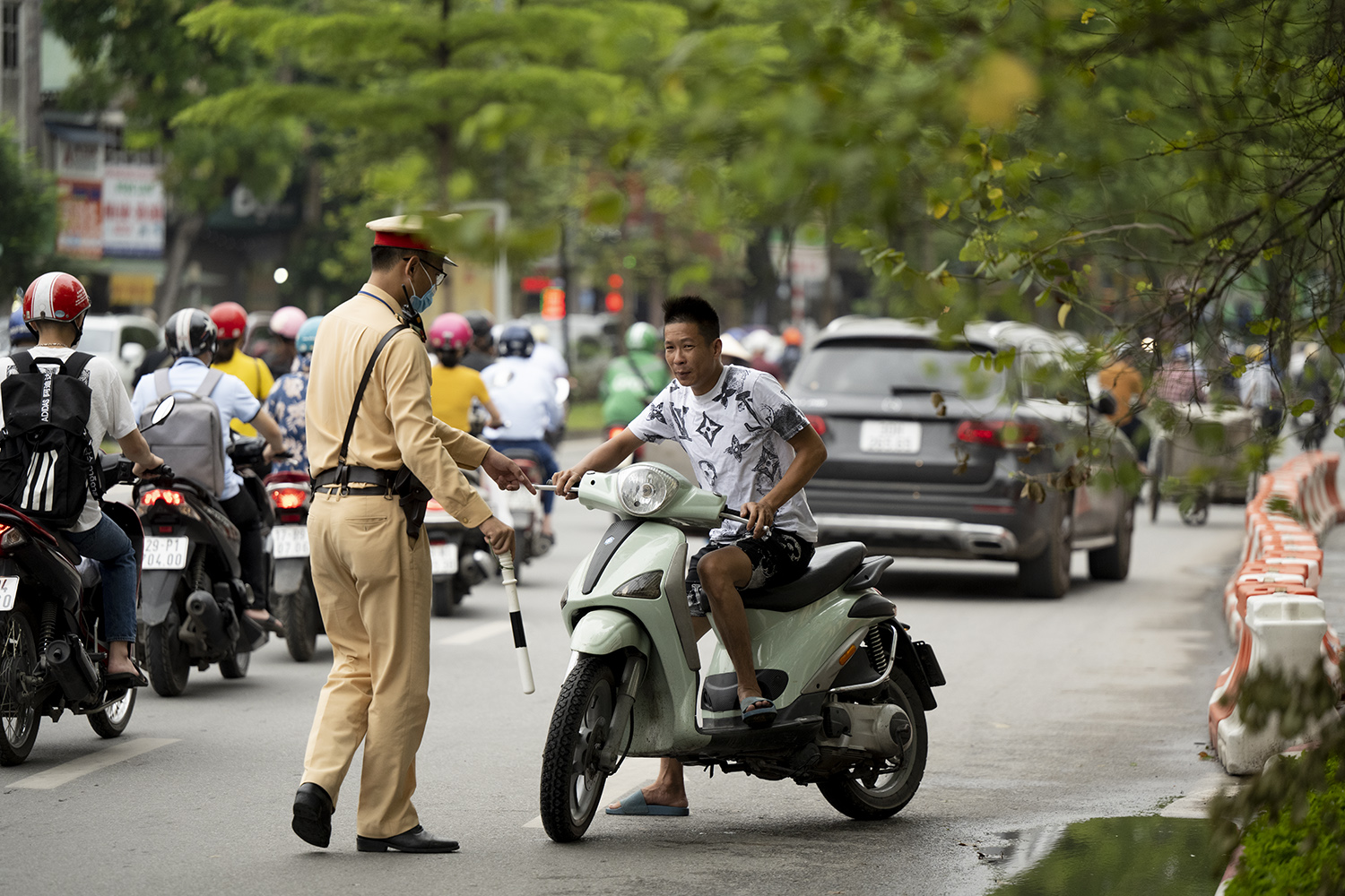 Người Hà Nội liều lĩnh làm điều trái luật trước mặt CSGT ở nút giao thông “khổ sở” - 15